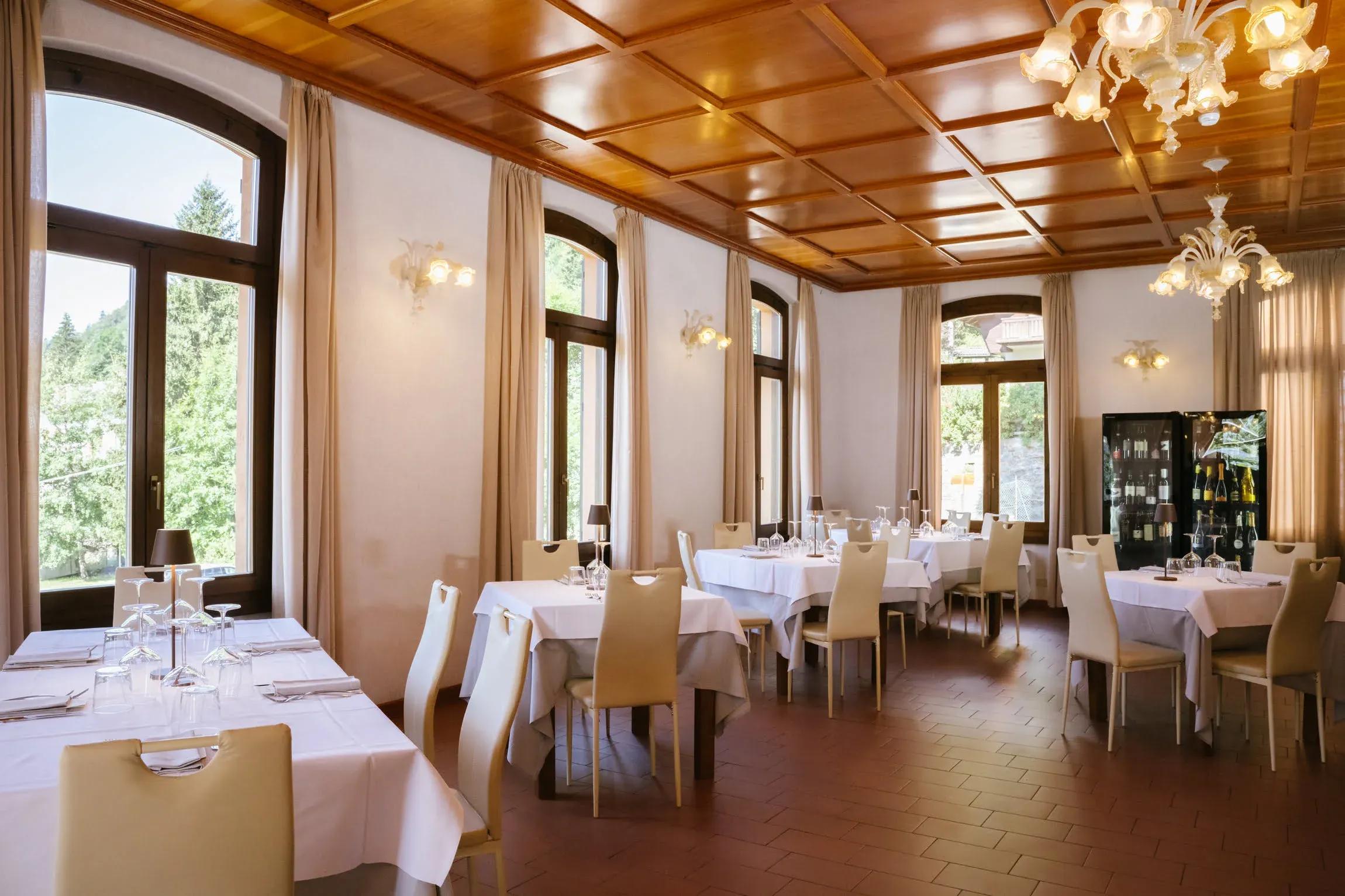 villa-luzzago-ponte-di-legno-sala-pranzo-e-cena-oltrebrescia