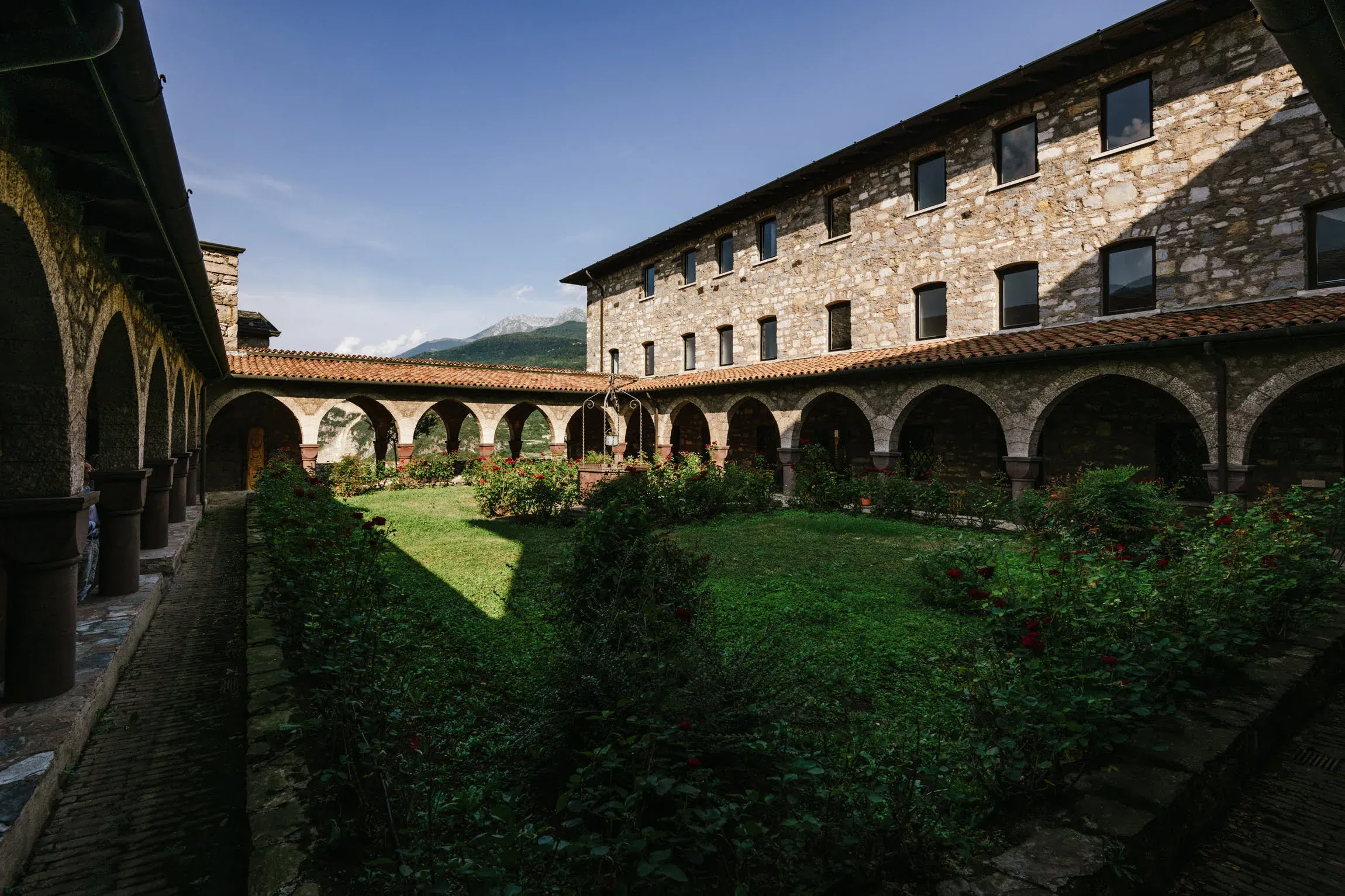 eremo-dei-santi-pietro-e-paolo-bienno-giardino-interno-oltrebrescia