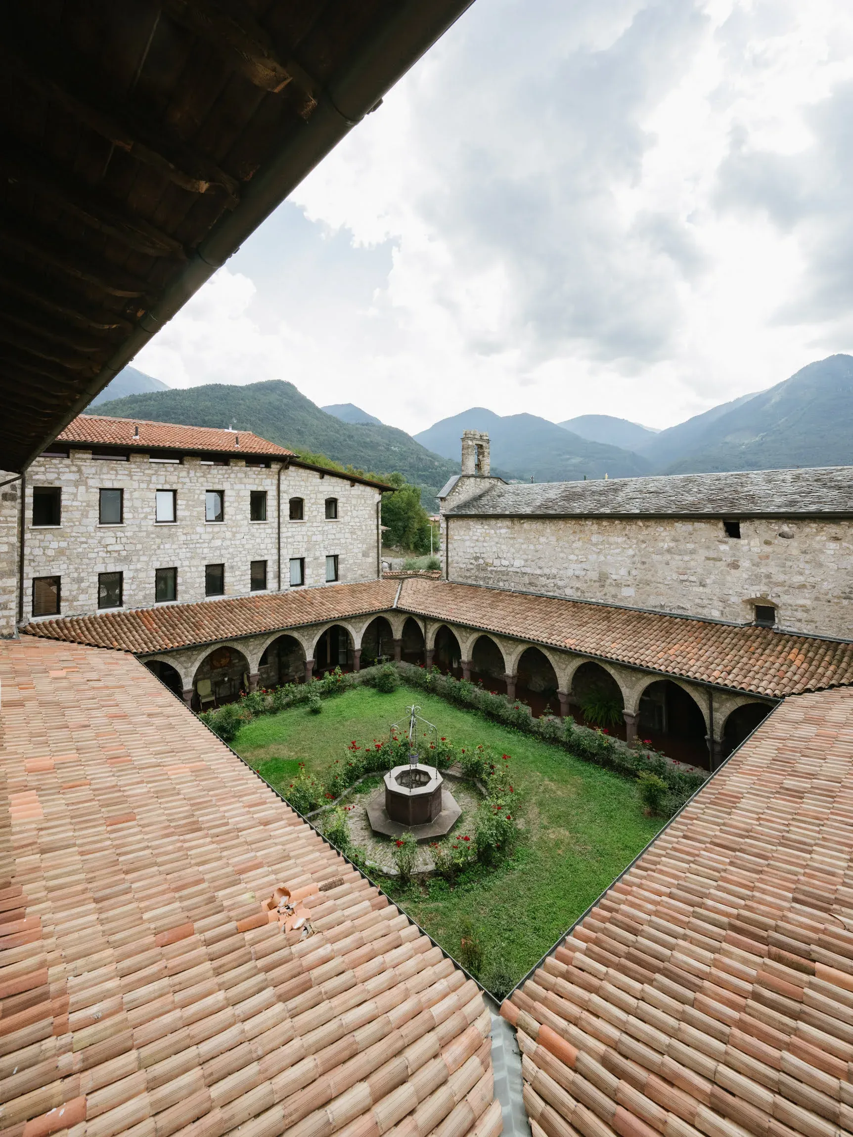 eremo-dei-santi-pietro-e-paolo-bienno-vista-dall-alto-giardino-oltrebrescia