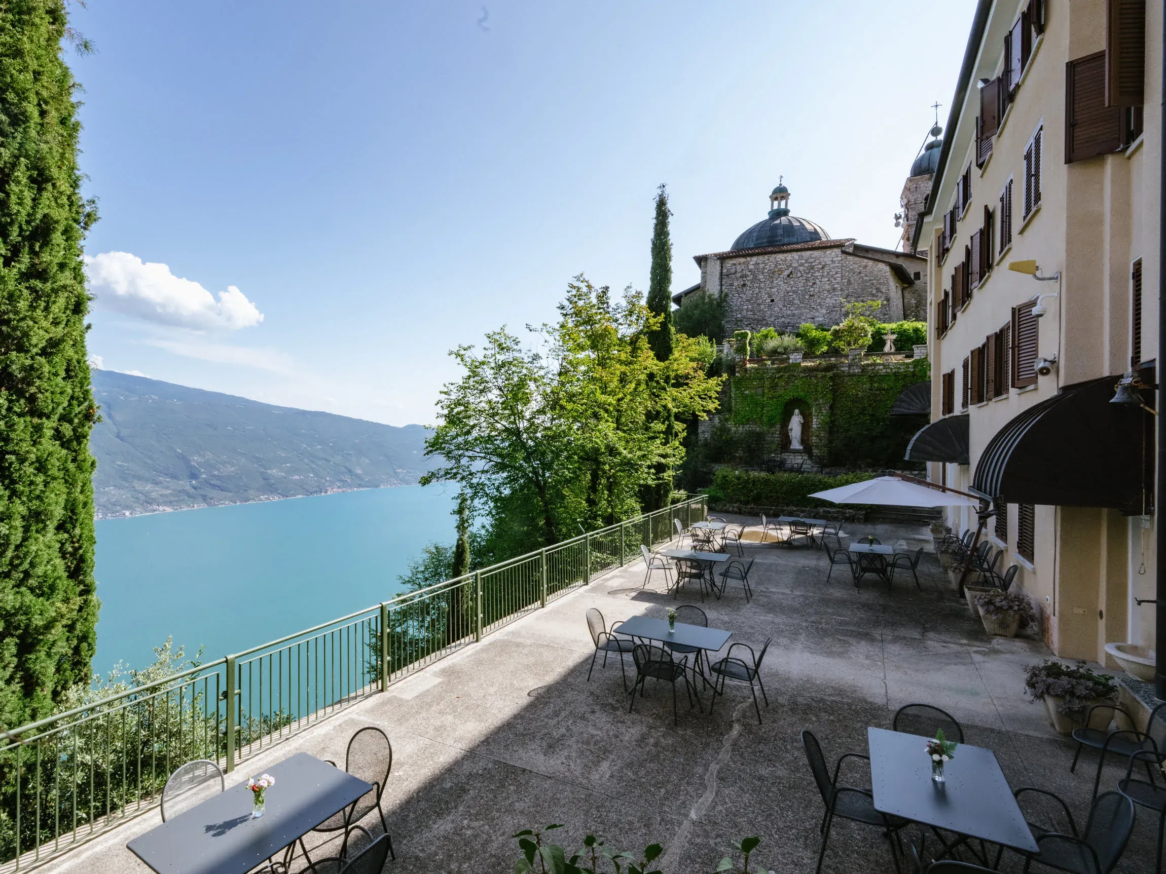 eremo-di-montecastello-terrazza-con-vista-santuario-oltrebrescia